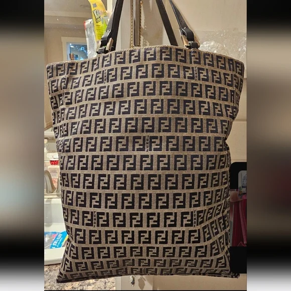***SOLD!!*** Fendi Zucca Totebag! COA included - Picture 3 of 13